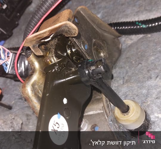 חלקי רכב עם חוטים וצינורות